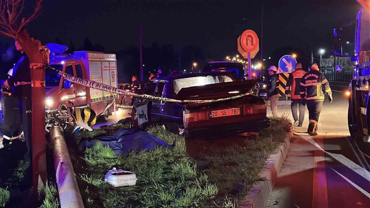 Burdur’da kontrolden çıkan otomobilin refüjdeki elektrik direğine çarpması sonucu meydana