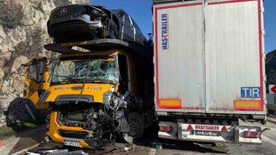 Burdur’da iki tırın kafa kafaya çarpışması sonucu meydana gelen trafik
