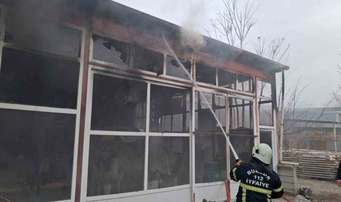 Burdur’da mobilya imalathanesinde çıkan yangın itfaiye ekipleri tarafından söndürüldü. Yangın,