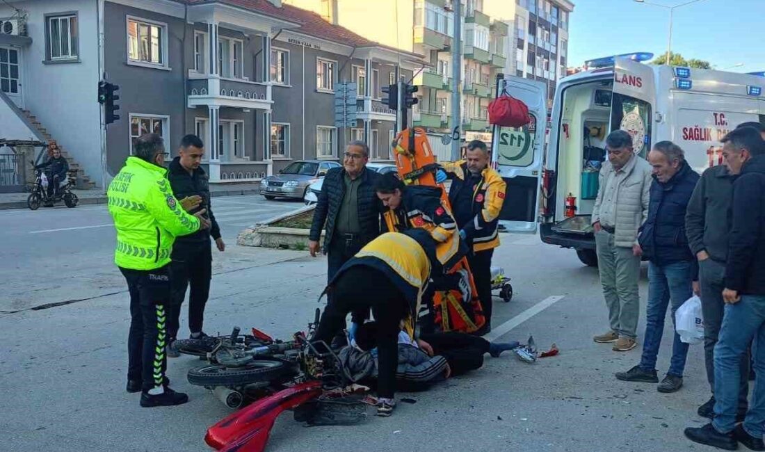 Burdur’un Bucak ilçesinde otomobille motosiklettin çarpışması sonucu meydana gelen kazada