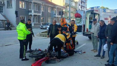Burdur’un Bucak ilçesinde otomobille motosiklettin çarpışması sonucu meydana gelen kazada