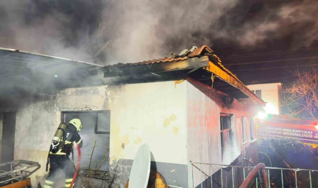 Burdur’un Bucak ilçesinde tek katlı müstakil ev tamamen yanarak kullanılamaz