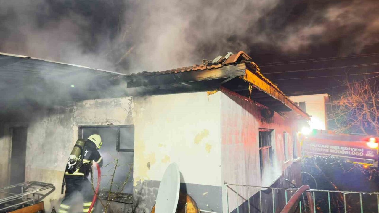 Burdur’un Bucak ilçesinde tek katlı müstakil ev tamamen yanarak kullanılamaz