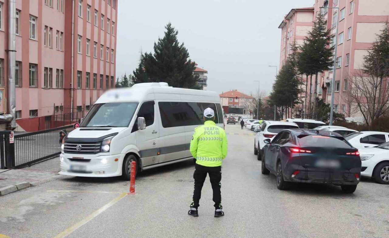 Burdur’da polis ekipleri tarafından, çocuk ve gençlerin korunmasına yönelik olarak