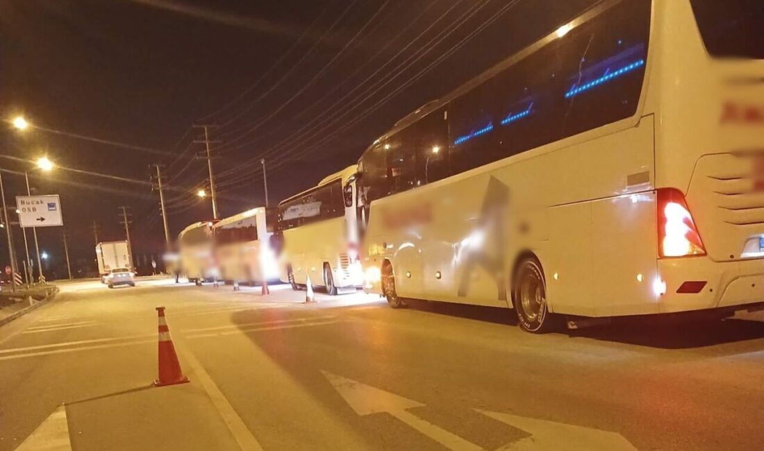 Burdur’da polis ekipleri tarafında şehirlerarası yolcu taşıyan araçlara yönelik yapılan