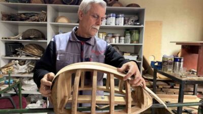 Kocaeli’de yaşayan 63 yaşındaki ud yapım ustası Burhan Çeşni, askerlik