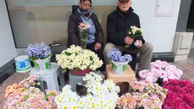 Burhaniye ilçesinde, çiçekçiler 14 Şubatta kullanacak Sevgililer Gününü bekliyor. 35