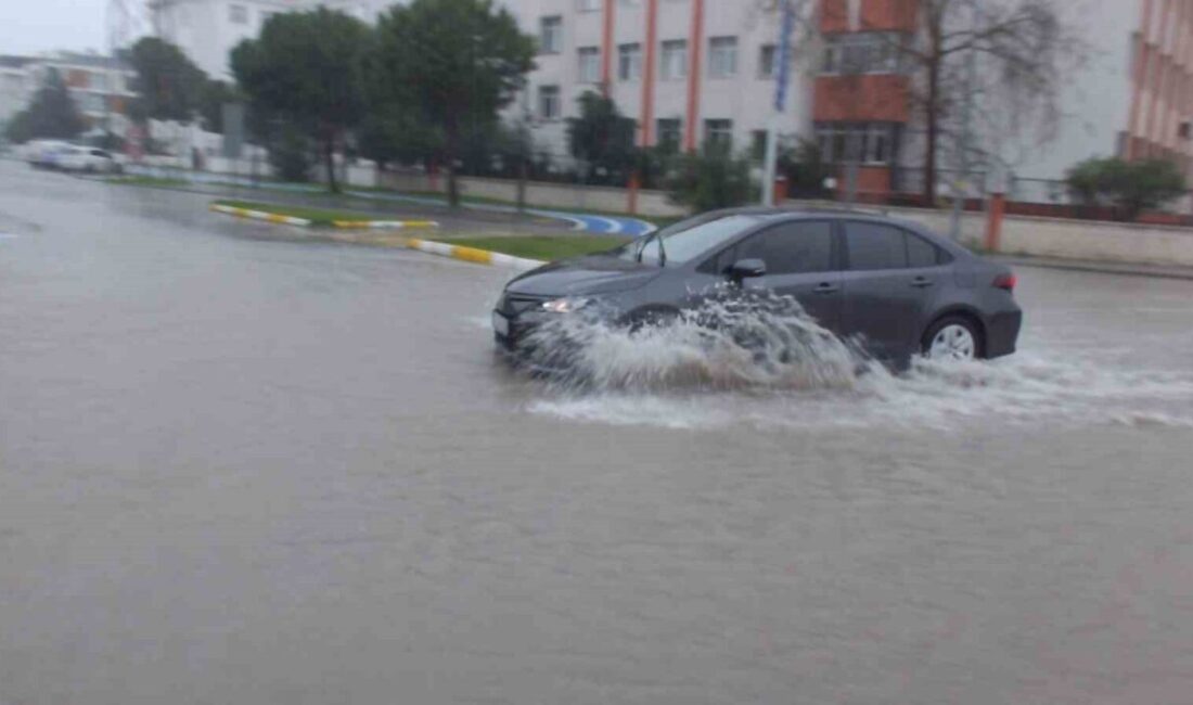 Burhaniye ilçesinde, öğlen saatlerinde etkili olan sağanak nedeniyle yollar göle