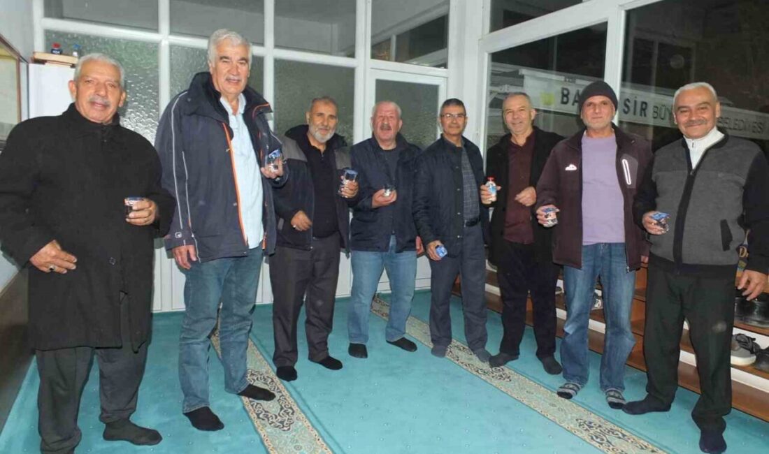 Burhaniye ilçesinde, Ramazan ayında özellikle teravih namazlarında camiler dolup taşarken,