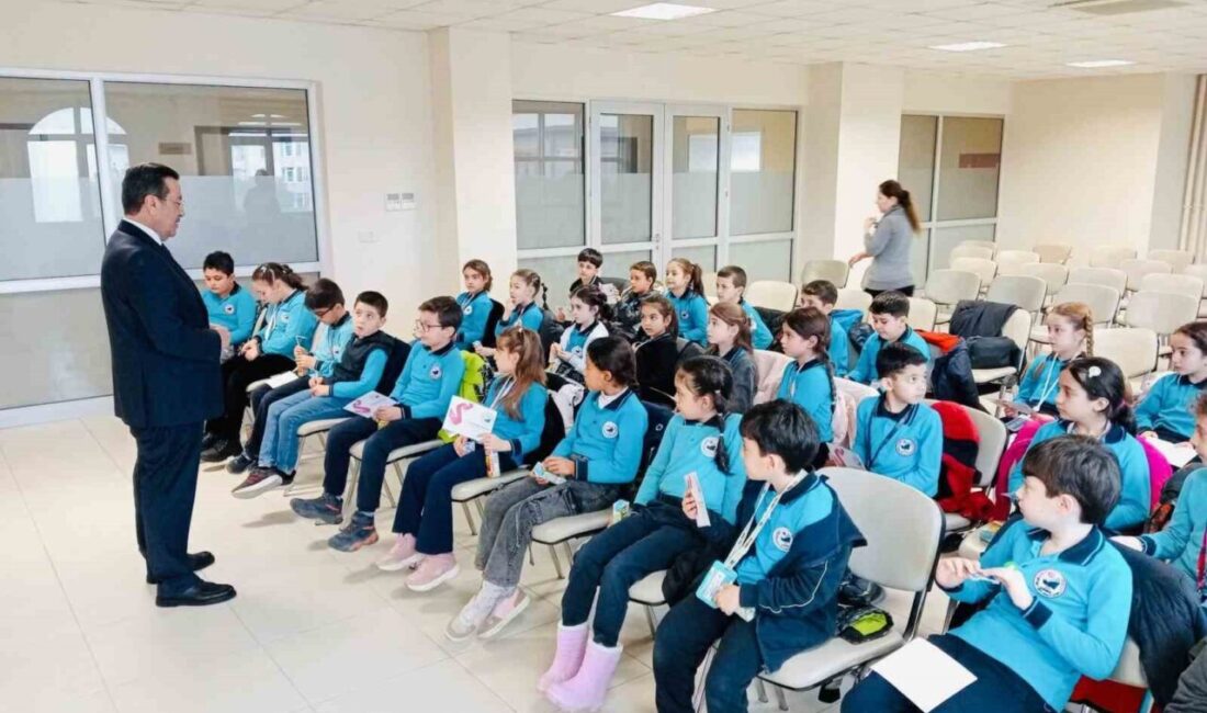 Burhaniye ilçesinde, Kaymakam Cumali Atilla, Mehmet Akif Ersoy ilkokulu öğrencilerini