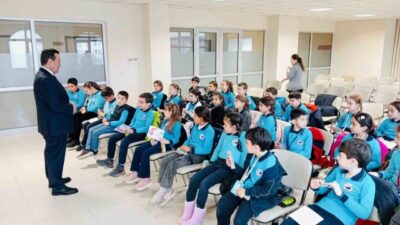 Burhaniye ilçesinde, Kaymakam Cumali Atilla, Mehmet Akif Ersoy ilkokulu öğrencilerini