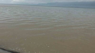 Balıkesir’in Burhaniye ilçesinde, etkili olan sağanak nedeniyle yollar göle döndü,