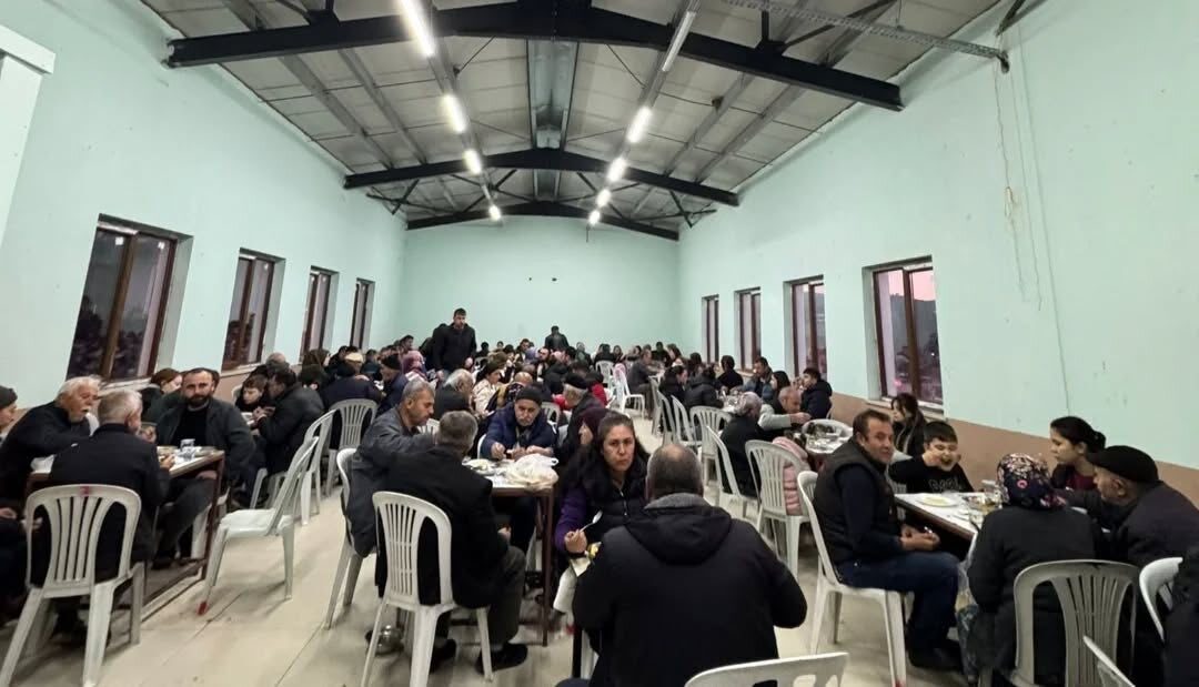 Burhaniye ilçesinde. Ramazan ayı ile birlikte asırlık toplu iftar geleneği