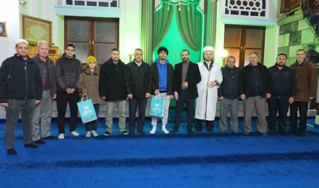 Burhaniye’de Türkiye Gençlik Vakfının düzenlediği Sabah Namazı Buluşması Kocacamide yapıldı.