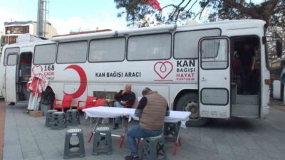 Burhaniye ilçesinde, Balıkesir Kızılay Kan Merkezi’nin düzenlediği kampanya ilgi gördü.