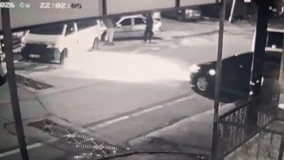 Bursa’nın Yıldırım ilçesinde kıraathaneden çıkan 2 kişinin, otomobilden açılan ateş
