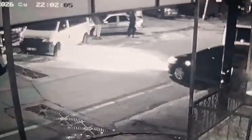 Bursa’nın Yıldırım ilçesinde kıraathaneden çıkan 2 kişinin, otomobilden açılan ateş