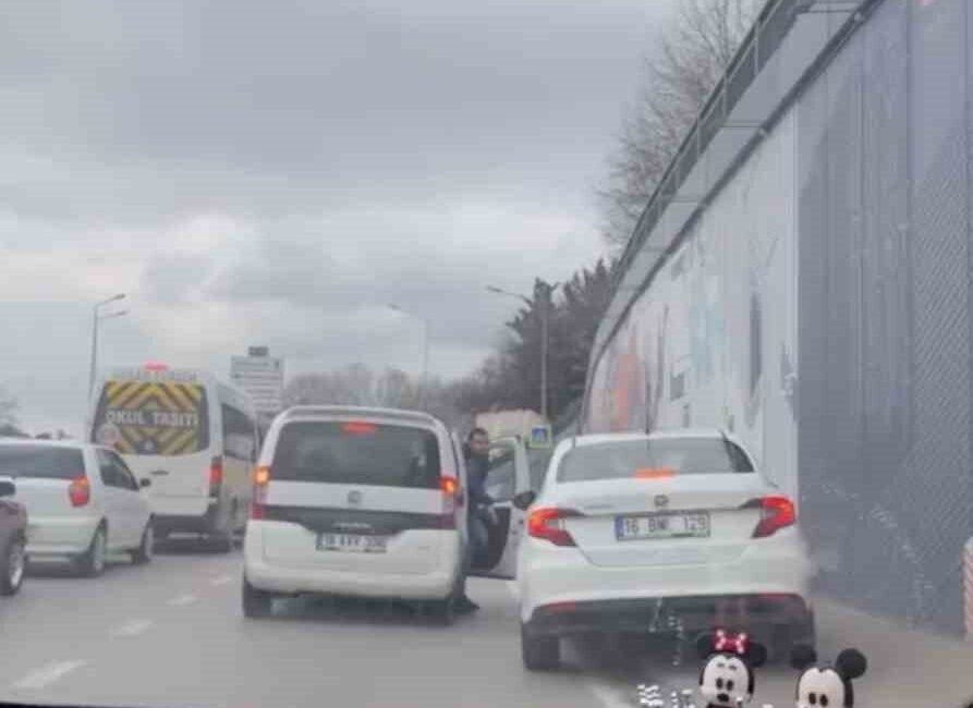 Bursa’da trafikte yol verme tartışmasında araçtan inen sürücüye 180 bin