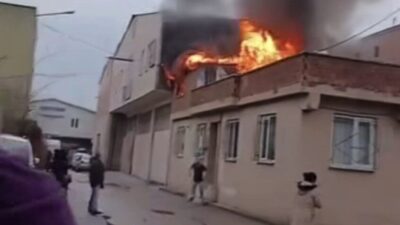 Bursa’da tek katlı müstakil evin çatısında çıkan yangın paniğe neden