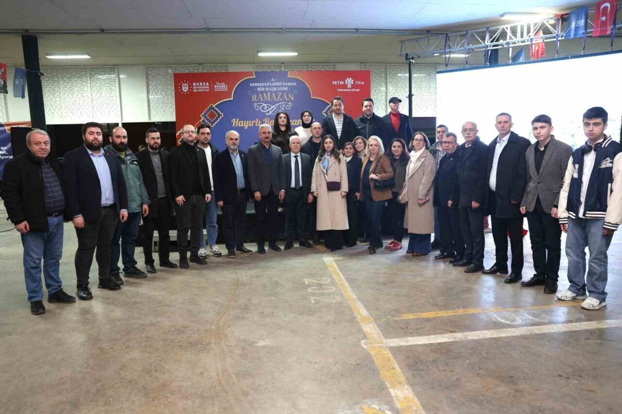 Bursa Büyükşehir Belediye Başkanı Mustafa Bozbey, Mimarsinan Mahallesi’nde düzenlenen iftar