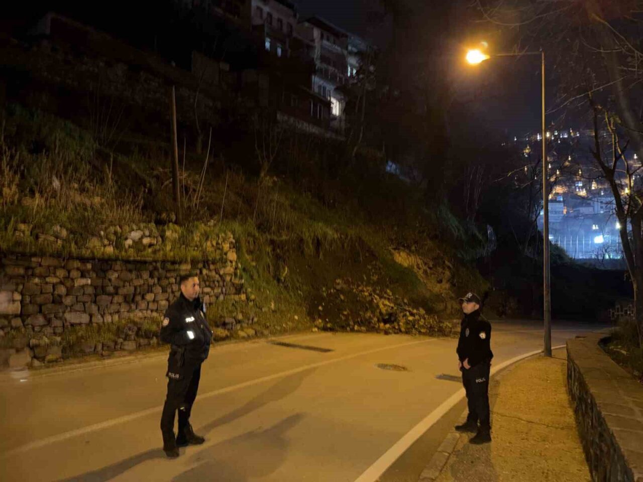 Bursa’nın Osmangazi ilçesinde sağanak yağışın etkisiyle, Tarihi Bursa Kalesi Kaplıca