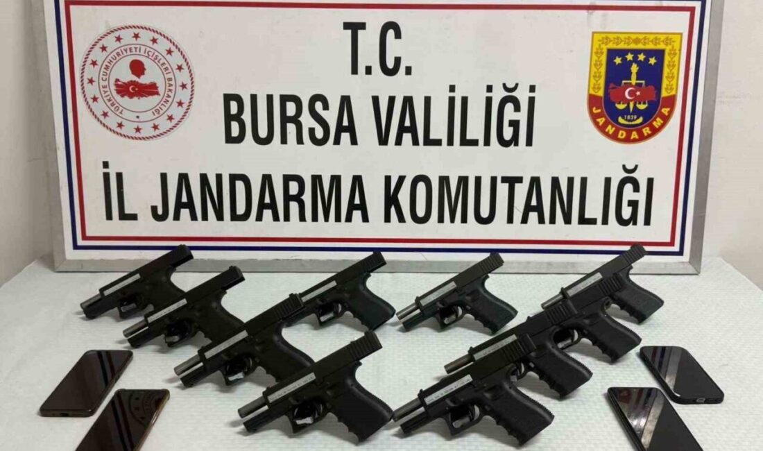 Bursa’da jandarma ekipleri tarafından yapılan operasyonda ruhsatsız silah sattıkları belirlenen