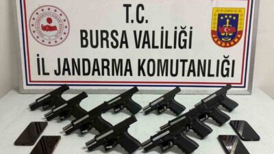 Bursa’da jandarma ekipleri tarafından yapılan operasyonda ruhsatsız silah sattıkları belirlenen