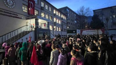 Bursa’da minik öğrenciler, ’Asrın Felaketi’nin üçüncü yıl dönümünde depremde hayatını