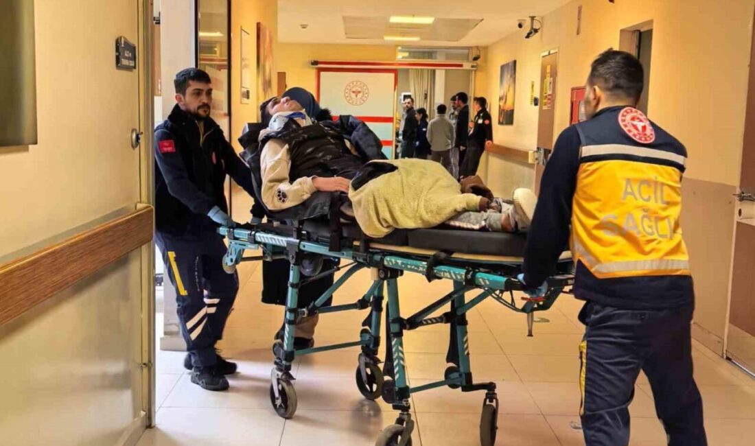 Bursa’nın İnegöl ilçesinde meydana gelen kazada yoldaki çukura düşerek devrilen