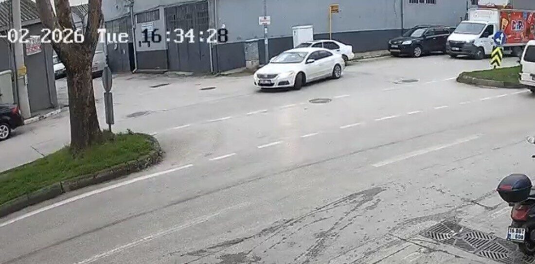 Bursa’da bir otomobil kontrolsüz şekilde dönüş yapmak isteyince motosikletle çarpıştı.