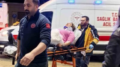 Bursa’nın İnegöl ilçesinde meydana gelen kazada kontrolden çıkan otomobil duvara