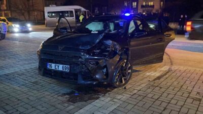 Bursa’nın İnegöl ilçesinde meydana gelen kazada otomobil ile servis minibüsü