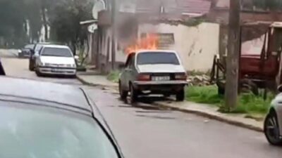 Bursa’nın Karacabey ilçesinde park halindeki otomobilde çıkan yangın paniğe neden