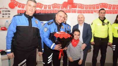 Bursa’da ilkokul öğrencilerinin daveti üzerine okulu ziyaret eden polis ekipleri,
