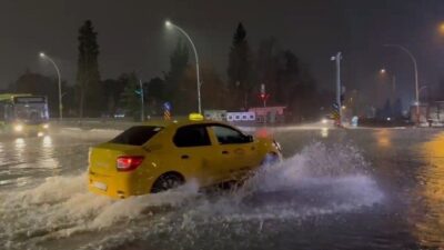 Bursa’da sağanak sonrası rögarların taşması sonucu bir cadde göle döndü.