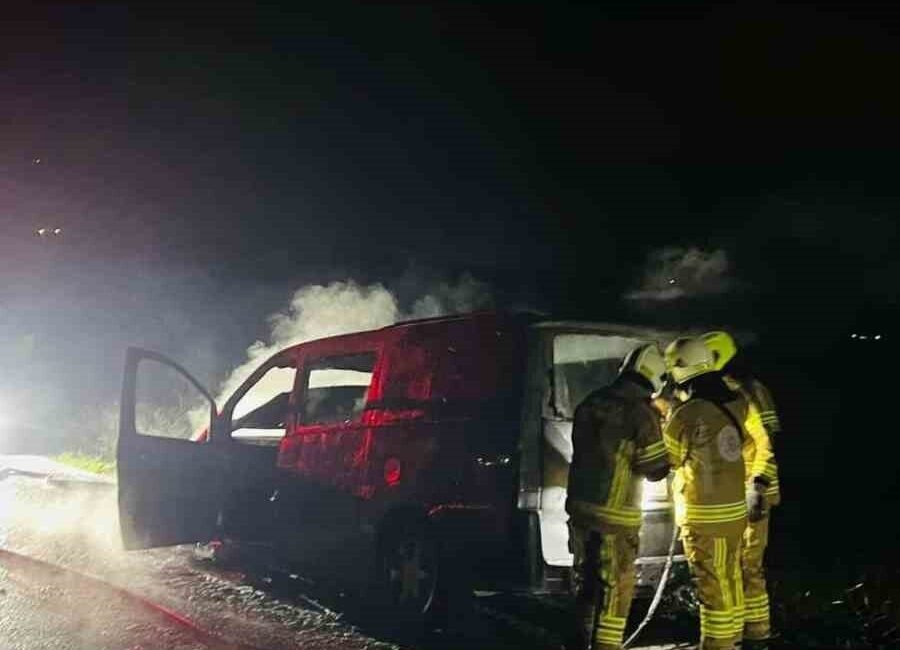Bursa’nın Karacabey ilçesinde seyir halindeyken alev alan araç kullanılamaz hale