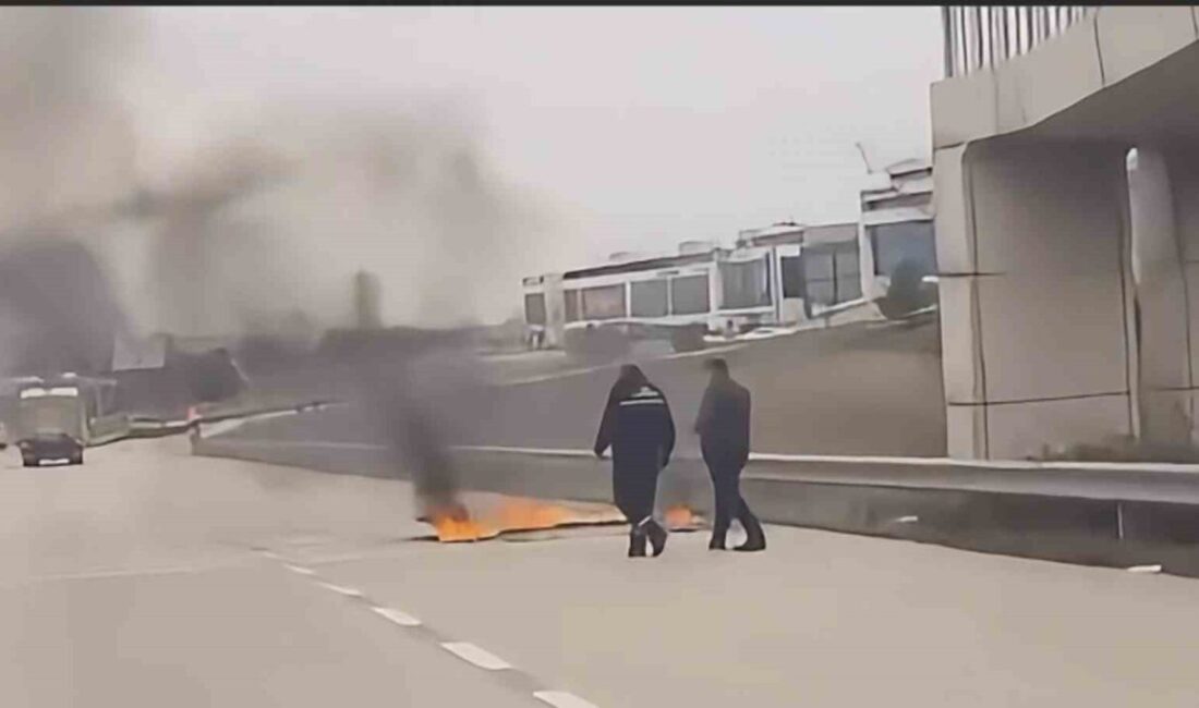 Bursa’da İzmir Yolu üzerinde Görükle dönüş kavşağında seyir halindeki bir