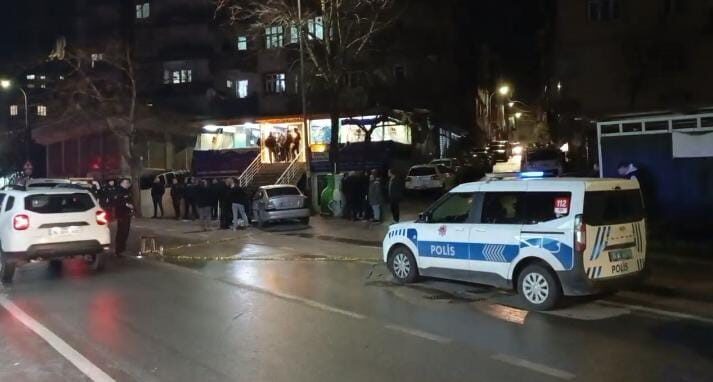 Bursa’da kıraathaneden çıkan iki kişiye otomobilden ateş açıldı. Ağır yaralanan