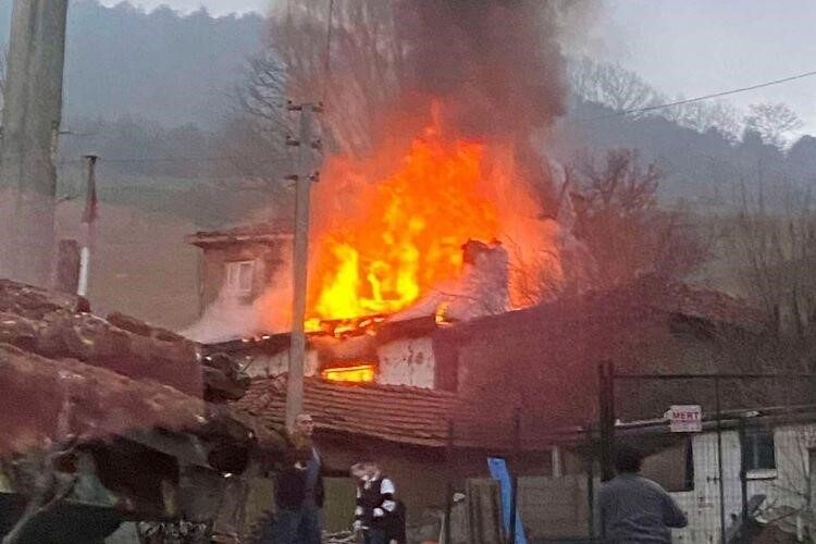 Bursa’nın Orhaneli ilçesinde sabahın erken saatlerinde çıkan yangın, yaşlı çiftin