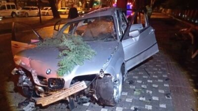 Bursa’da kontrolden çıkan otomobilin kaldırımdaki trafik levhasına ve ağaca çarpması