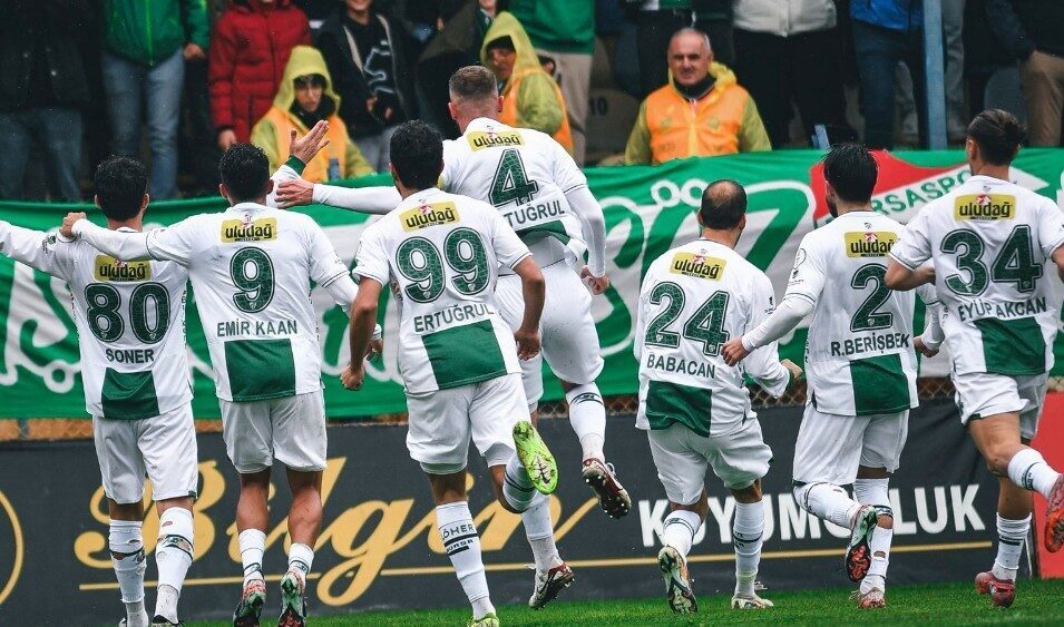 Bursaspor, rakiplerinin puan kaybettiği haftada yeniden zirveye çıktı. Yeşil-beyazlı ekip