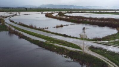 Aydın’da sağanak yağışların ardından debisi artan Büyük Menderes Nehri’nde meydana