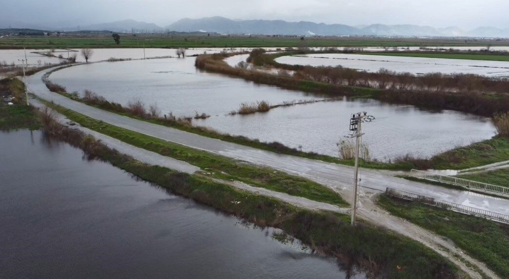 Aydın’da sağanak yağışların ardından debisi artan Büyük Menderes Nehri’nde meydana
