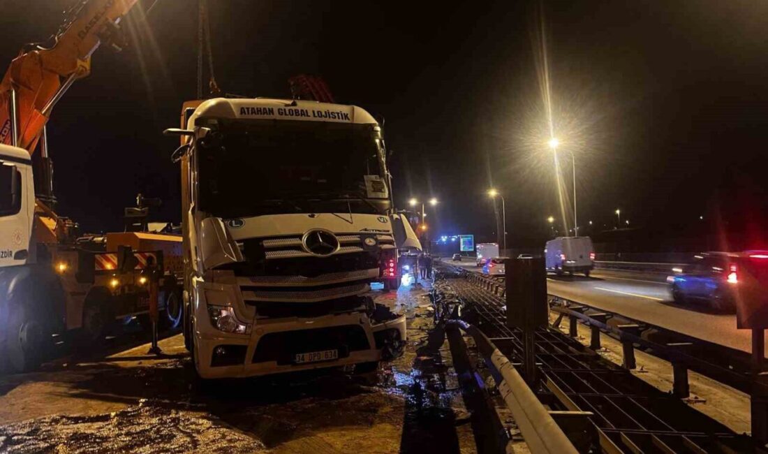 Büyükçekmece TEM Otoyolu’nda kontrolden çıkarak bariyerlere çarpan tır devrildi. Kazada
