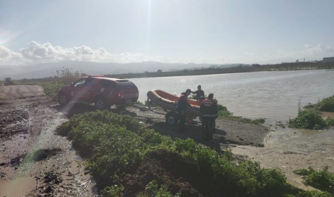 İzmir Büyükşehir Belediyesi ekipleri, sağanak yağış nedeniyle oluşan su baskınlarıyla