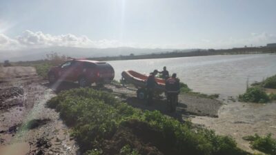 İzmir Büyükşehir Belediyesi ekipleri, sağanak yağış nedeniyle oluşan su baskınlarıyla