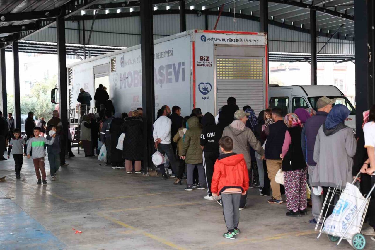 Ramazan ayının manevi atmosferini, paylaşma ve dayanışma ruhuyla buluşturan Antalya