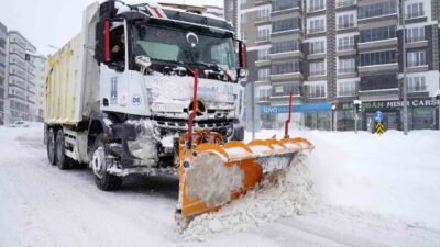 Erzurum’da mevsim normallerinin üzerinde gerçekleşen yoğun kar yağışı sonrası harekete