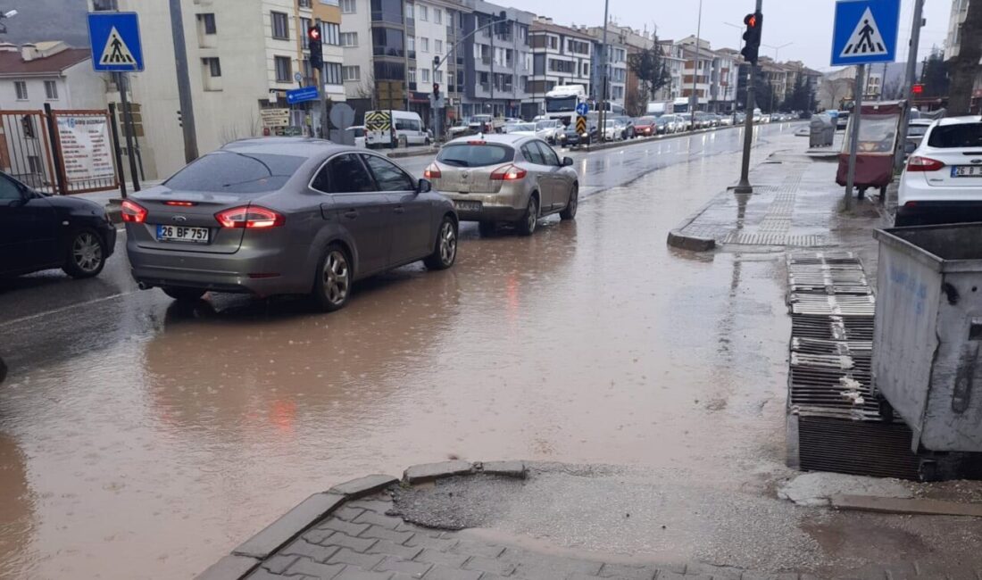 Eskişehir’de sağanak yağışla yollar göle dönerken, sürücüler zor anlar yaşadı.