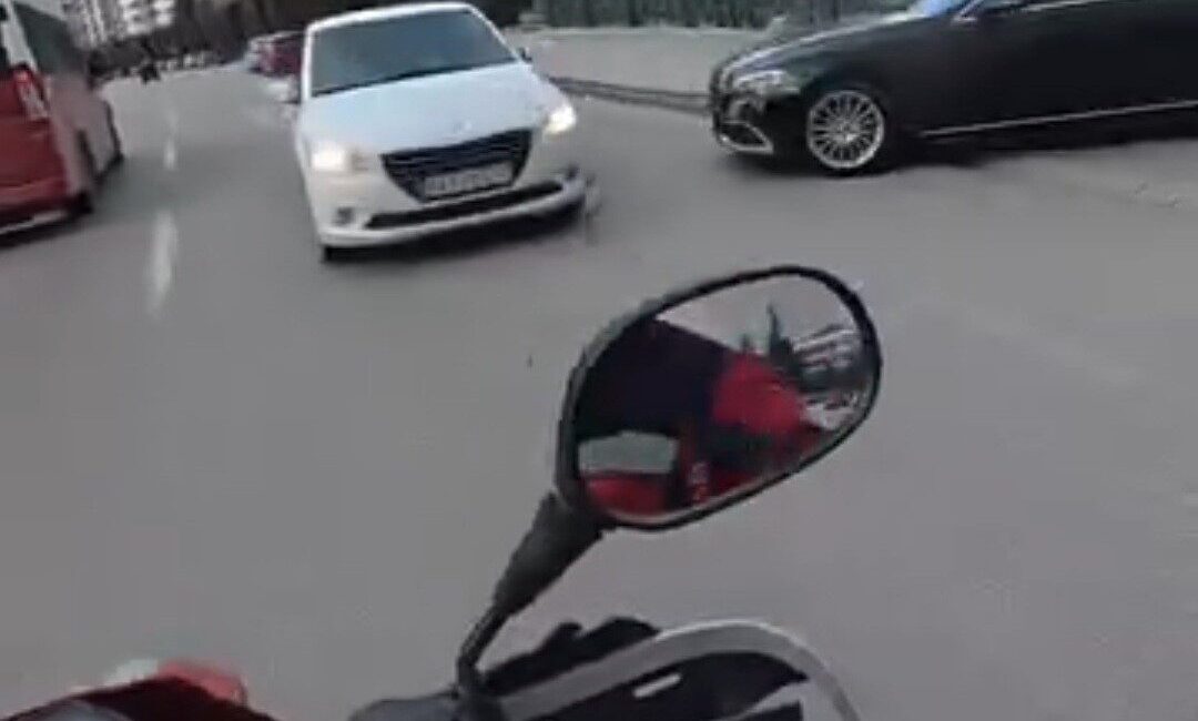 Eskişehir’in işlek bir caddesinde ters yöne girerek trafiği tehlikeye atan